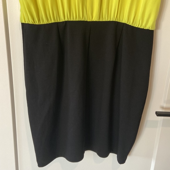 Women’s Dress Jennifer Lopez Yellow Black Size 12 Button Back Elastic Waist - Picture 6 of 8